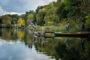 Gilles (Philipp Hochmair, l.) liefert seiner Frau mit dem Sprung in den See zur &Uuml;berraschung von Marc (Peter Schneider, M.) und Pia (Dennenesch Zoud&eacute;, r.) einen Liebesbeweis.