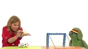 Tanja versucht den Ball ins Tor zu bekommen. Tanja versucht den Ball ins Tor zu bekommen.