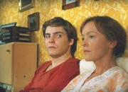 Mit allen Mitteln versucht Alex (Daniel Br&uuml;hl) zu verhindern, dass seine Mutter (Katrin Sass) vom Ende der DDR erf&auml;hrt.