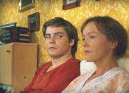 Mit allen Mitteln versucht Alex (Daniel Br&uuml;hl) zu verhindern, dass seine Mutter (Katrin Sass) vom Ende der DDR erf&auml;hrt.