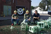 Wasserflaschen können laut sein. Leopold, David und Tommy Scheel in den Scherben des Dezibel-Tests. Wasserflaschen können laut sein. Leopold, David und Tommy Scheel in den Scherben des Dezibel-Tests.