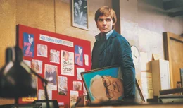 Nach dem Fall der Berliner Mauer sucht Alex (Daniel Br&uuml;hl) &uuml;berall nach Motiven der DDR-Vergangenheit, um seiner aus dem Koma erwachten Mutter den Fortbestand des Arbeiter- und Bauernstaats vorzugaukeln.