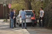 Kathi freut sich schon auf Gerstls Gesicht, wenn er sieht, dass sein Auto im Halteverbot steht. Von links: KLD, Katharina Benninger (Carina Dengler) und Patrick Westenrieder (Lucas Bauer).