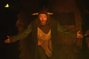 Heimir der Narr (Willem Dafoe) f&uuml;hrt mit K&ouml;nig Aurvandil ein animalisches Initiationsritual f&uuml;r dessen Sohn und Thronfolger Amleth durch.