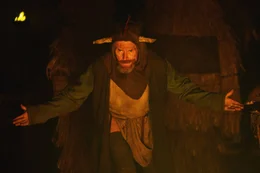Heimir der Narr (Willem Dafoe) f&uuml;hrt mit K&ouml;nig Aurvandil ein animalisches Initiationsritual f&uuml;r dessen Sohn und Thronfolger Amleth durch.