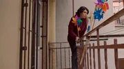 Leyla (Rewşan &Ccedil;eliker) versucht &uuml;ber den Balkon zu fliehen.