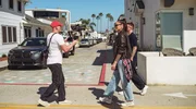 Marco Reus (re.) zeigt Esther Sedlaczeck seine neue Heimat in Kalifornien, Newport Beach.