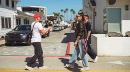 Marco Reus (re.) zeigt Esther Sedlaczeck seine neue Heimat in Kalifornien, Newport Beach.