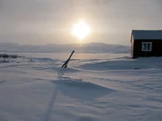 "Menschen am Rande der Welt", "Gr&ouml;nland." Wer nach Oqaatsut im Westen Gr&ouml;nlands, will, muss erst einmal 4.000 Kilometer durch die Luft reisen -- und dann aufs Meer. Je nach Eisgang k&ouml;nnen die letzten Seemeilen am l&auml;ngsten dauern, vorbei an Eisbergen aller Farben und Formationen. Hier misst man die Zeit nach den Jahreszeiten, nicht nach der Uhr. Wann man ankommt, wei&szlig; man nicht. "Imaqa", sagen die Inuit: Vielleicht. Tilmann B&uuml;nz und sein Team haben sich eingelassen auf das Ungewisse, haben auf Schiffe und Schlittengespanne, auf Flugzeuge, feste Verabredungen und ein Ende des Sturms gewartet. Am Ende durften sie der B&uuml;rgermeisterin Annemarie &uuml;ber die Schulter schauen, wie sie ihrer Tochter Mia die Tracht f&uuml;rs Leben bestickt, und beim d&auml;nischen Lehrer Harald zum neuesten Dorfklatsch Sahnetorte und Hering essen. Sie haben erfahren, wie Trinkwasser schmeckt, das von Eisbergen stammt, und sie wissen jetzt, warum die Inuit bei Schlittenrennen immer die Nase vorne haben und ihre Hunde selten streicheln. Doch Gr&ouml;nland hat auch einen gr&uuml;nen S&uuml;den, wo kleine B&auml;ume wachsen und Schafe sich durch den Sommer futtern. Dorthin gelangt man auf einer dreit&auml;gigen Seefahrt mit dem Versorgungsschiff entlang der K&uuml;ste - im Slalom um die Eisberge. Igaliku hat etwas &uuml;ber 30 Einwohner und eine tausendj&auml;hrige Geschichte in arktischer Landwirtschaft - mit Melkschemeln aus Wirbelknochen vom Wal. Die Inuit-Familie Egede lebt von und mit ihren 600 Schafen - der G&auml;rtner Ola Poulsen hegt und pflegt dort die ersten Erdbeeren des Landes.