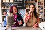 Von rechts: Rana (Gonca de Haas) l&auml;sst sich von Gundi (Helga Januschkowetz, KLD) &uuml;berreden, ein neues Getr&auml;nk im Kiosk auszuprobieren, obwohl sie Zweifel an dessen Erfolgsaussichten hat.