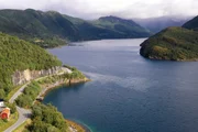 650 Kilometer schl&auml;ngelt sich der Kystriksveien durch die zerkl&uuml;fteten Fjordlandschaften Nordnorwegens.