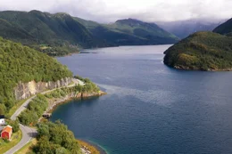650 Kilometer schl&auml;ngelt sich der Kystriksveien durch die zerkl&uuml;fteten Fjordlandschaften Nordnorwegens.
