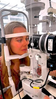 Die Protagonistin Carina Edlinger bei der j&auml;hrlichen Untersuchung beim Augenarzt während des Drehs zu ServusTVs &bdquo;Anders als Andere&ldquo; in Salzburg, &Ouml;sterreich am 01.05.2024