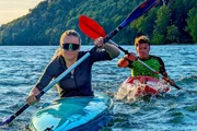 Carina Edlinger mit ihrem Vater Sepp Edlinger w&auml;hrend einer Kajaktour auf dem Fuschlsee. Die Eltern haben sie immer mit viel Zeitaufwand gef&ouml;rdert.