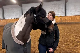 Kira muss sicher von ihrem geliebten Pferd Samy trennen, weil ihr die Kosten f&uuml;r den Tierarzt &uuml;ber den Kopf wachsen.