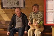 Xaver trifft den orientierungslosen Dieter an der Bushaltestelle. Von links: Dieter (Peter Sodann) und Xaver (Michael Schreiner).