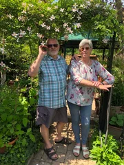 M&auml;rchenhaft, verwunschen und verspielt ist der Garten von Eva und Willi Buchner in Loosdorf. Architektonische Elemente in Form von mehreren kleinen Gartenh&auml;uschen und viele gem&uuml;tliche Sitzm&ouml;glichkeiten laden zum Entspannen ein. Au&szlig;erdem teilen sich Eva und Willi ihren 920 Quadratmeter gro&szlig;en Garten mit einer Schar H&uuml;hnern.