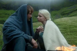 Amleth (Alexander Skarsg&aring;rd, l.) verliebt sich in Olga vom Birkenwald (Anya Taylor-Joy, r.).