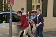 Um Gerstl eins auszuwischen, schieben Patrick und Kathi mit ihren Freunden sein Auto ins Halteverbot. Von links: Katharina Benninger (Carina Dengler), Patrick Westenrieder (Lucas Bauer) und KLD.