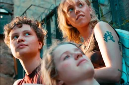 Die Freundinnengruppe f&uuml;hlt sich in der Abgeschiedenheit frei, fernab aller Erwartungen, die die Welt an sie stellt. Doch so kann es nicht ewig bleiben. Von links: Ira (Luna Jordan) Malin (Katharina Stark) und Ka (Noemi Liv Nicolaisen). Weiteres Bildmaterial finden Sie unter www.br-foto.de.