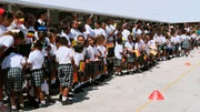 Jubel auf dem Schulhof: Fu&szlig;ballbegeisterte Schulkinder feuern ihre Mitsch&uuml;ler bei einem Fu&szlig;ballspiel auf Cura&ccedil;ao an.