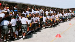 Jubel auf dem Schulhof: Fu&szlig;ballbegeisterte Schulkinder feuern ihre Mitsch&uuml;ler bei einem Fu&szlig;ballspiel auf Cura&ccedil;ao an.
