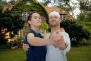 Lisa (Emily Cox) und Gilles (Philipp Hochmair) finden beim Tango langsam wieder zu einander.