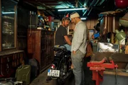Marc (Peter Schneider, l.) will Gilles' (Philipp Hochmair, r.) Amnesie ausnutzen und sein Motorrad ausleihen.