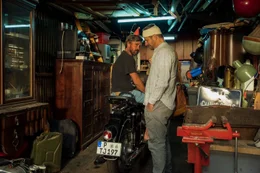 Marc (Peter Schneider, l.) will Gilles' (Philipp Hochmair, r.) Amnesie ausnutzen und sein Motorrad ausleihen.