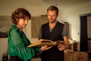 Helen (Victoria Trauttmansdorff) versucht, die Erinnerung ihres Schwiegersohnes Gilles (Philipp Hochmair) mit dem Hochzeitsalbum zu stimulieren.