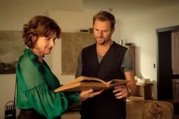 Helen (Victoria Trauttmansdorff) versucht, die Erinnerung ihres Schwiegersohnes Gilles (Philipp Hochmair) mit dem Hochzeitsalbum zu stimulieren.