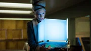 Vero Sue (Sabine Vitua) beabsichtigt, mit Hilfe eines Trillians das Pokerspiel zu beeinflussen.