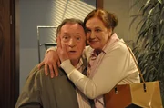 Um ihre Mutter zu entlasten, wird sich Trixi um ihren Vater Dieter k&uuml;mmern. Von links: Dieter (Peter Sodann) und Hilde (Ute Lubosch).