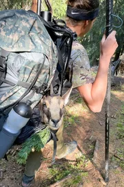 Silvana Stecher tr&auml;gt die erlegte Gams zusammen mit allem Gep&auml;ck und dem Gewehr ins Tal. Gesamtgewicht: 32 Kilogramm, also mehr als die H&auml;lfte des K&ouml;rpergewichts der J&auml;gerin, welche 60 Kilogramm wiegt.