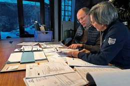 Rechnungspr&uuml;fung: Jens Thorm&auml;len und Sabine Reimers-Mortensen vom Verein Deutscher Tierhalter checken hohe Tierarztrechnungen.