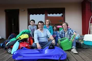 Checker Tobi (rechts) räumt mit Familie Singbartl aus Olching ein komplettes Haus frei von Plastik. Checker Tobi (rechts) räumt mit Familie Singbartl aus Olching ein komplettes Haus frei von Plastik.
