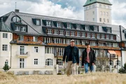 Von links: Sebastian Bezzel und Simon Schwarz vor dem Schloss Elmau.