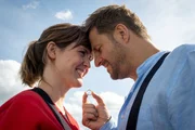 Auf der Bungee-Jumping-Plattform macht Gilles (Philipp Hochmair) Lisa (Emily Cox) einen Heiratsantrag.