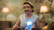 Frau Schmitt (Anna B&ouml;ttcher) ist vom Retrocharme der Inneneinrichtung des Stardust genauso bezaubert wie von der inzwischen altmodischen Cuisine.