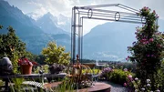 Hinter den Hecken &ndash; Garten mit Aussicht in Hasliberg BE Staffel 6 Folge 5. Der Garten von Pia Huber besteht aus zwei Teilen: Da ist einerseits ein traditioneller Nutzgarten und andererseits ein moderner Ziergarten.