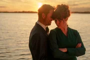 Gilles (Philipp Hochmair) und Lisa (Emily Cox) lernen sich auf einer Hochzeit kennen.