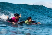 Poppy (Lilliana Bowrey, r.) k&auml;mpft bei einem Surf-Wettkampf in Jackson Bay darum, eine Runde weiterzukommen. Eine ihrer starken Konkurrentinnen ist Lily (Pacha Light, l.).