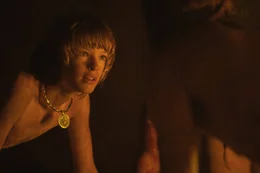 Der Wikingerprinz Amleth (Oscar Novak) wird von seinem Vater auf seine Thronfolge vorbereitet.