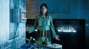 Nia (Vanessa Loibl) braucht dringend ein Dessert f&uuml;r einen Gast und macht in der Reparaturwerkstatt Druck.