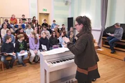 Manuela Simmler und Konstanze Richter leiten den Kinderchor der 5. und 6. Klassen am Landesgymnasium. Manuela Simmler und Konstanze Richter leiten den Kinderchor der 5. und 6. Klassen am Landesgymnasium.