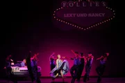 Bettina M&ouml;nch (Phyllis Rogers Stone) und Ensemble.