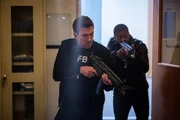 Nach einer Schie&szlig;erei in einer Kirche muss die Fugitive Task Force das Vertrauen des Reverends gewinnen; Remy wird mit seiner Zukunft konfrontiert. Abgebildet: Dylan McDermott (l.) und Edwin Hodge (r.).
