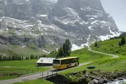 Mit dem Postauto durch die Schweiz Durchs wildromantische Rosenlauital Das Postauto schlengelt sich die schmalen Kurven im Rosenlauital hinauf.