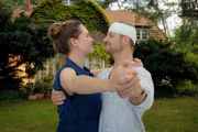 Lisa (Emily Cox) und Gilles (Philipp Hochmair) finden durch einen Tanz langsam wieder zueinander.