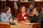 Maja verspricht, mit ihrer Verkaufstaktik Annalenas Ladenh&uuml;ter an den Kunden zu bringen. Von links: Maja (Godiva Adela), Annalena (Heidrun G&auml;rtner) und Mike (Harry Blank).
